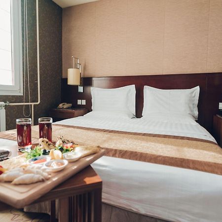 Soluxe Hotel Almaty Esterno foto