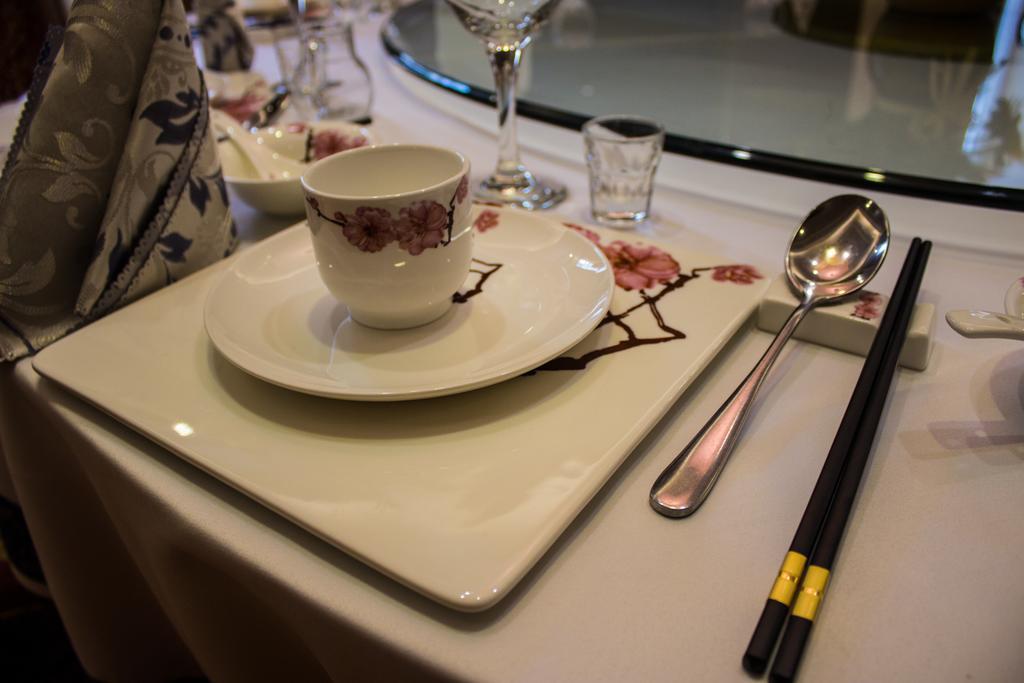 Soluxe Hotel Almaty Esterno foto