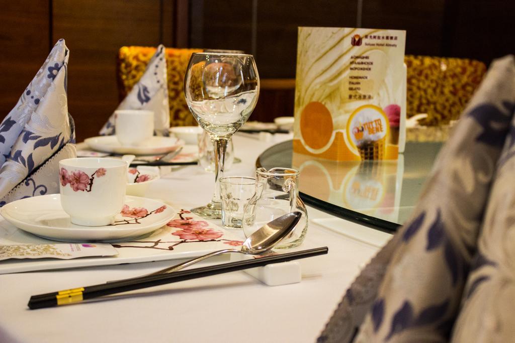 Soluxe Hotel Almaty Esterno foto