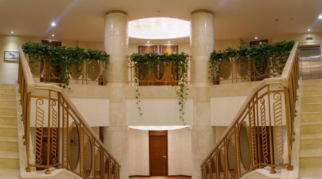 Soluxe Hotel Almaty Esterno foto