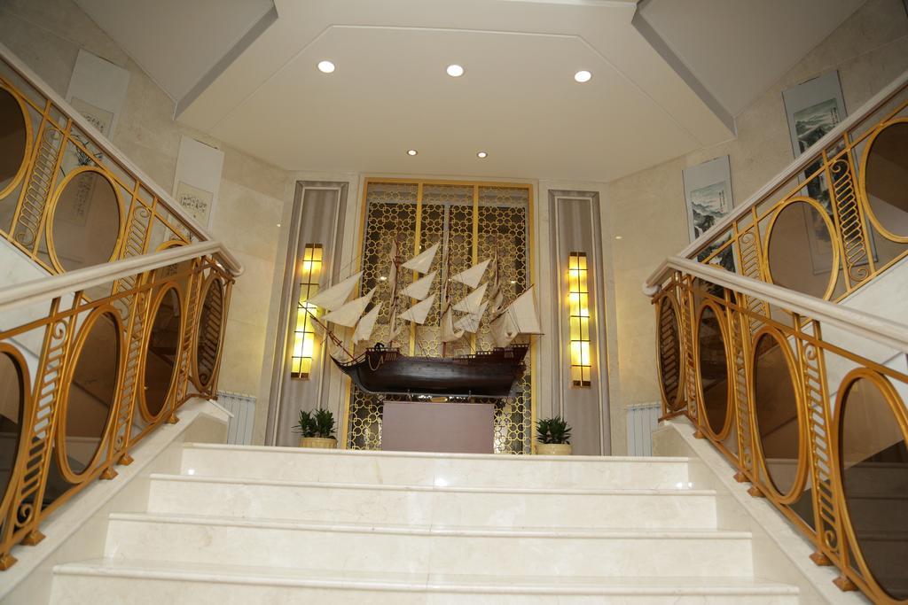 Soluxe Hotel Almaty Esterno foto