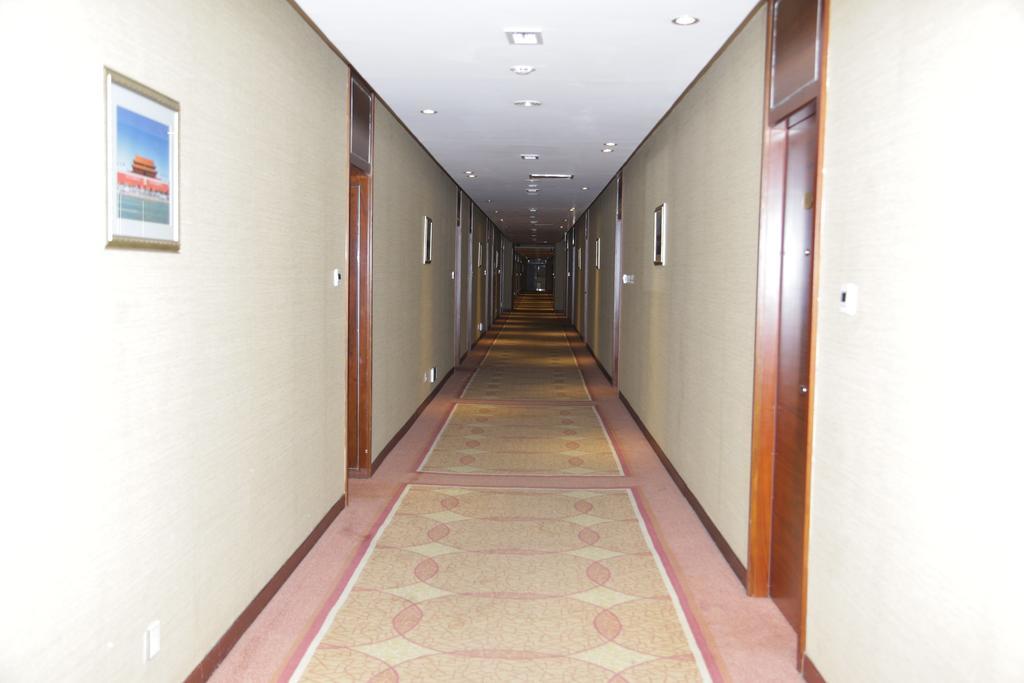Soluxe Hotel Almaty Esterno foto