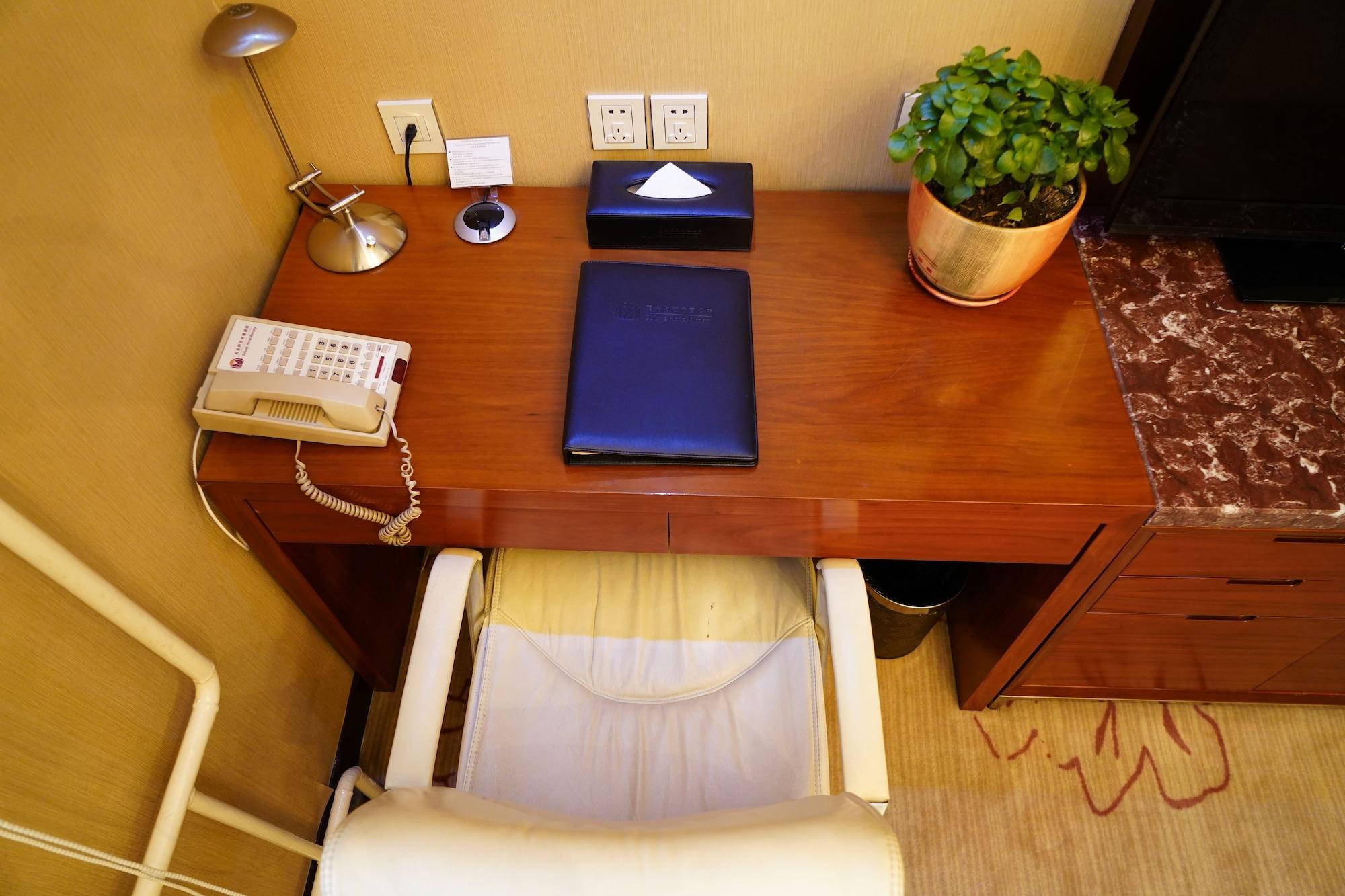 Soluxe Hotel Almaty Esterno foto
