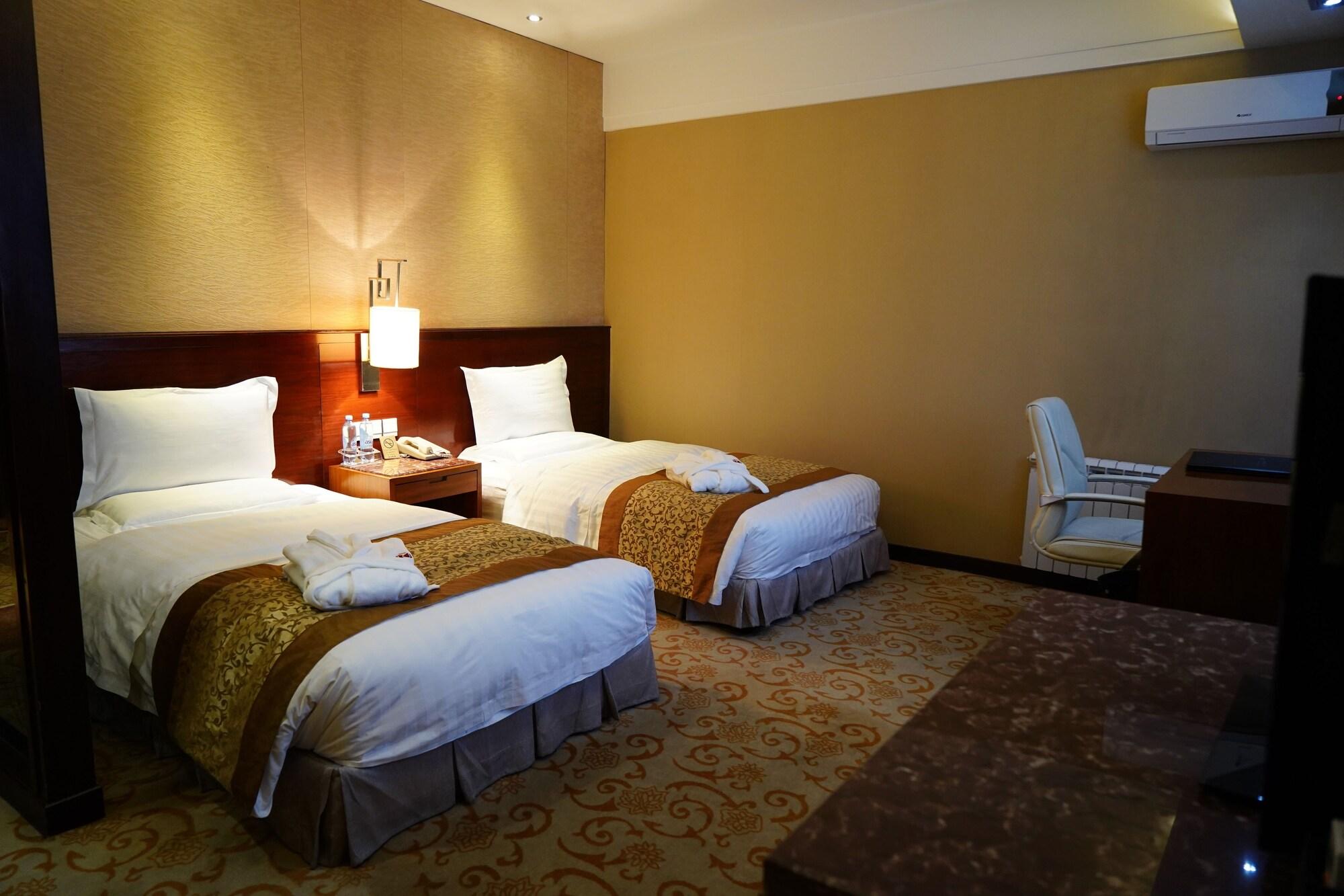 Soluxe Hotel Almaty Esterno foto