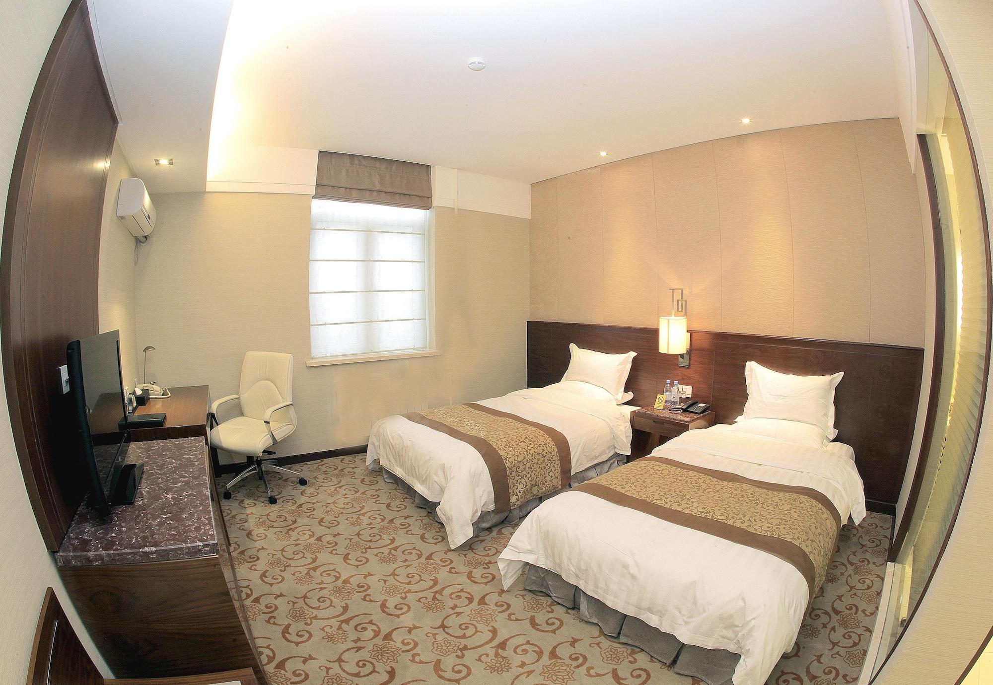 Soluxe Hotel Almaty Esterno foto