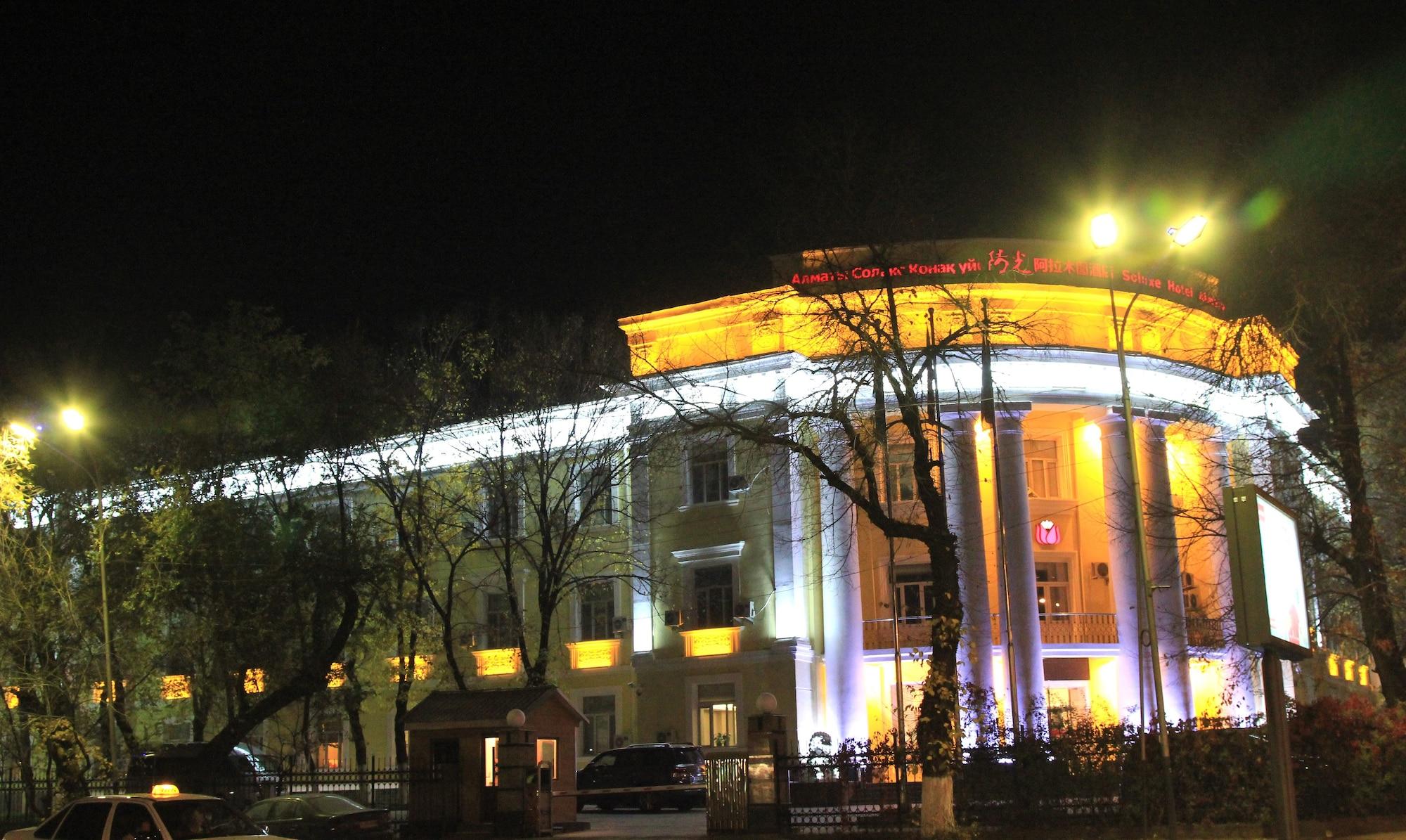 Soluxe Hotel Almaty Esterno foto