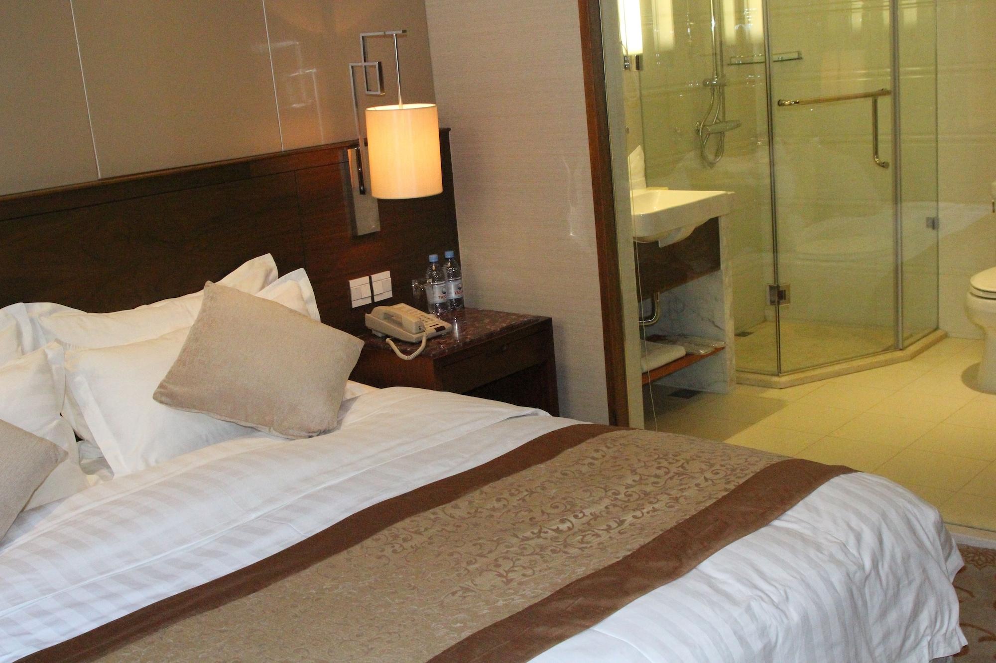 Soluxe Hotel Almaty Esterno foto