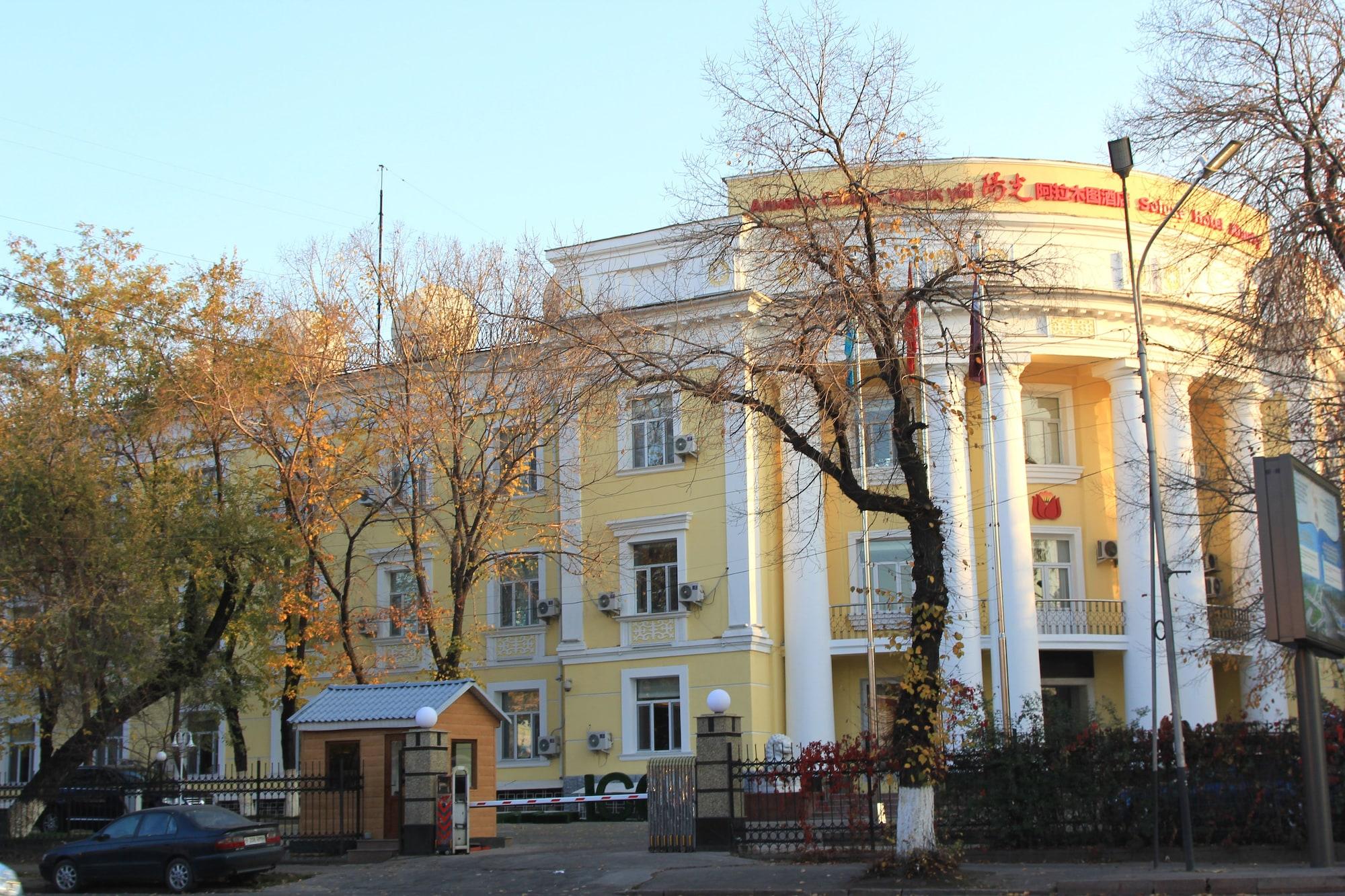 Soluxe Hotel Almaty Esterno foto