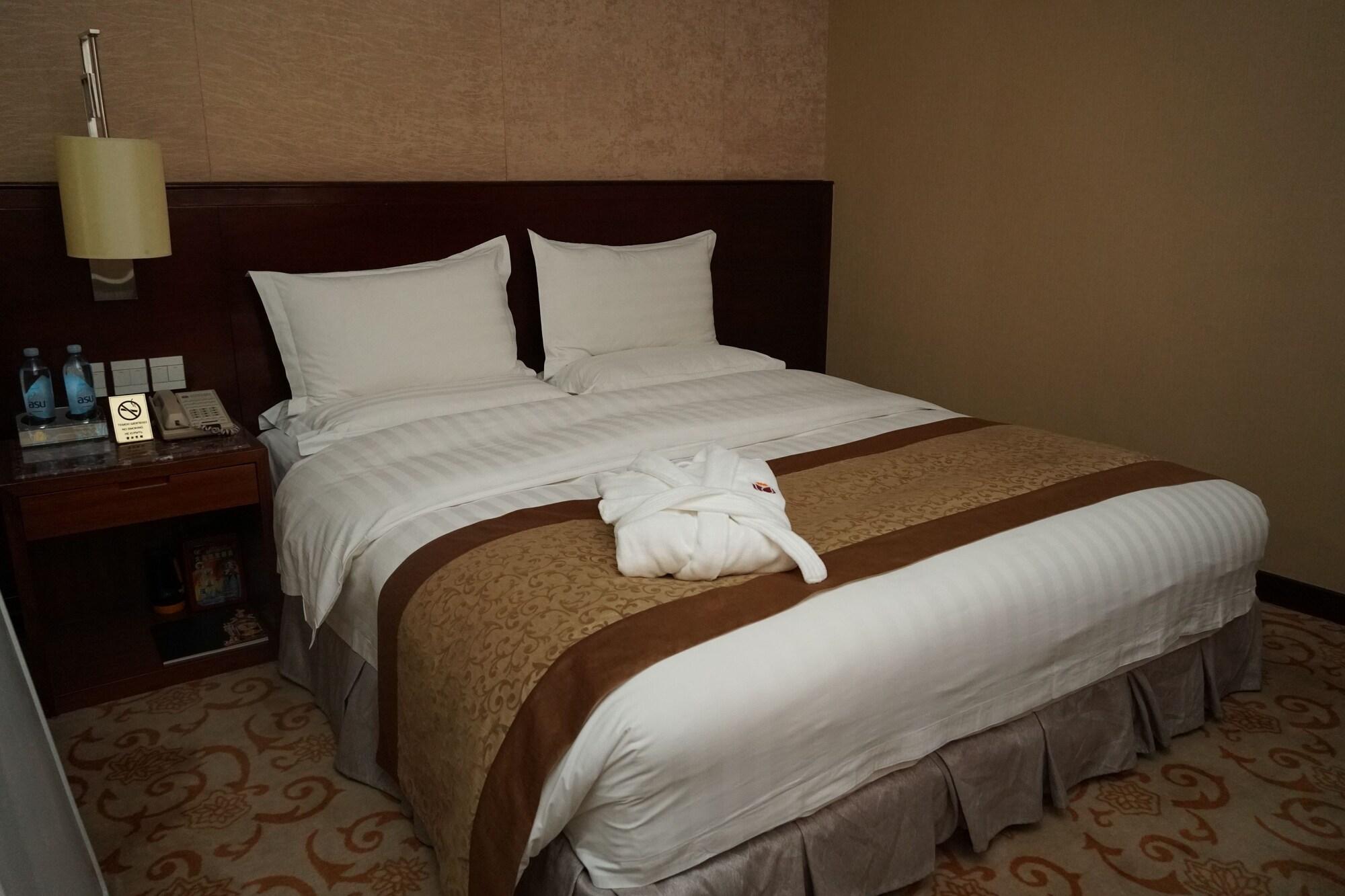 Soluxe Hotel Almaty Esterno foto