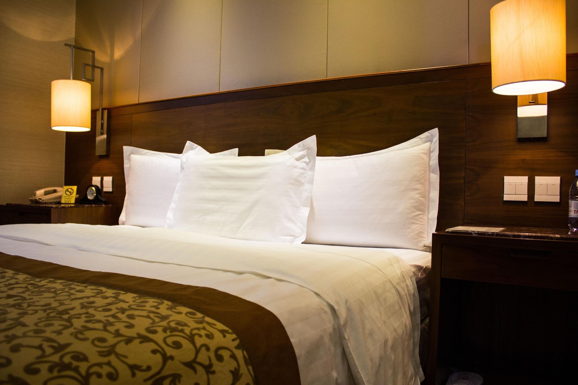 Soluxe Hotel Almaty Esterno foto