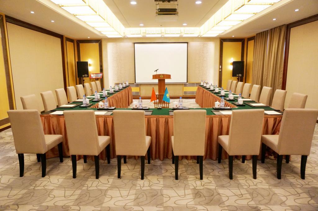 Soluxe Hotel Almaty Esterno foto