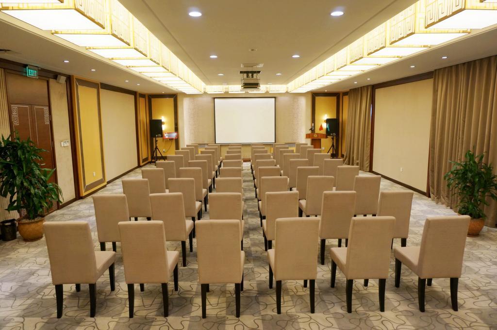 Soluxe Hotel Almaty Esterno foto
