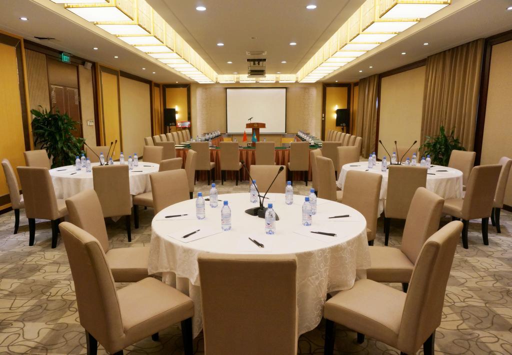 Soluxe Hotel Almaty Esterno foto