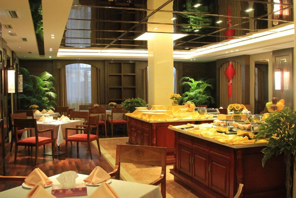 Soluxe Hotel Almaty Esterno foto