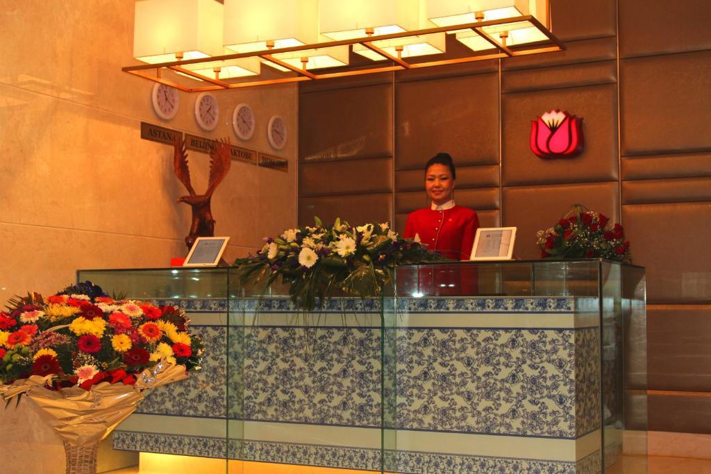 Soluxe Hotel Almaty Esterno foto