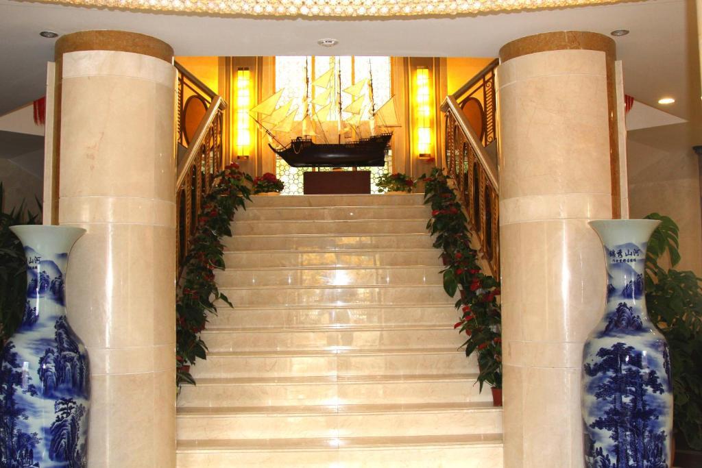 Soluxe Hotel Almaty Esterno foto