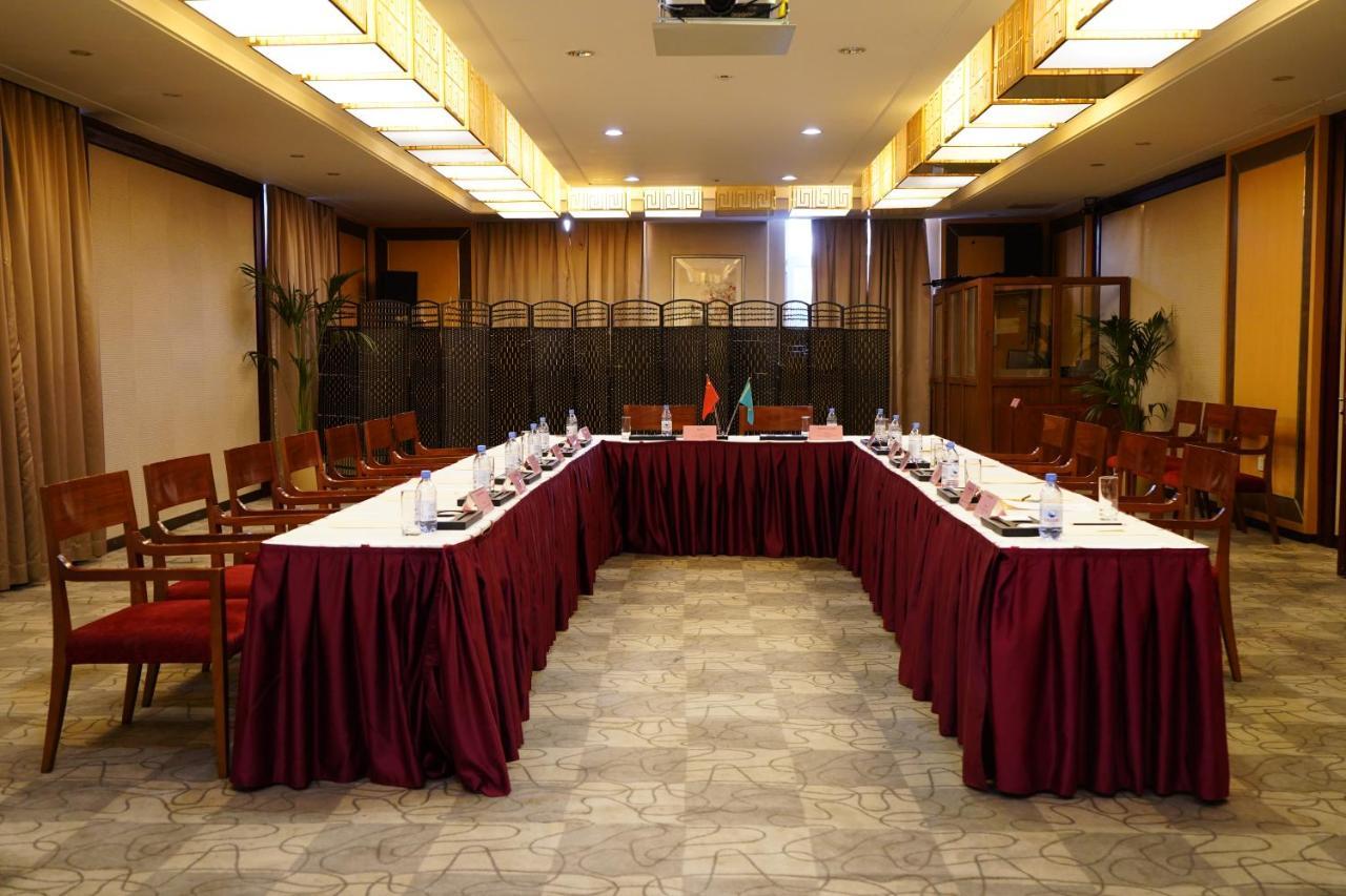 Soluxe Hotel Almaty Esterno foto