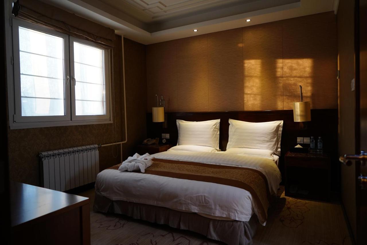 Soluxe Hotel Almaty Esterno foto