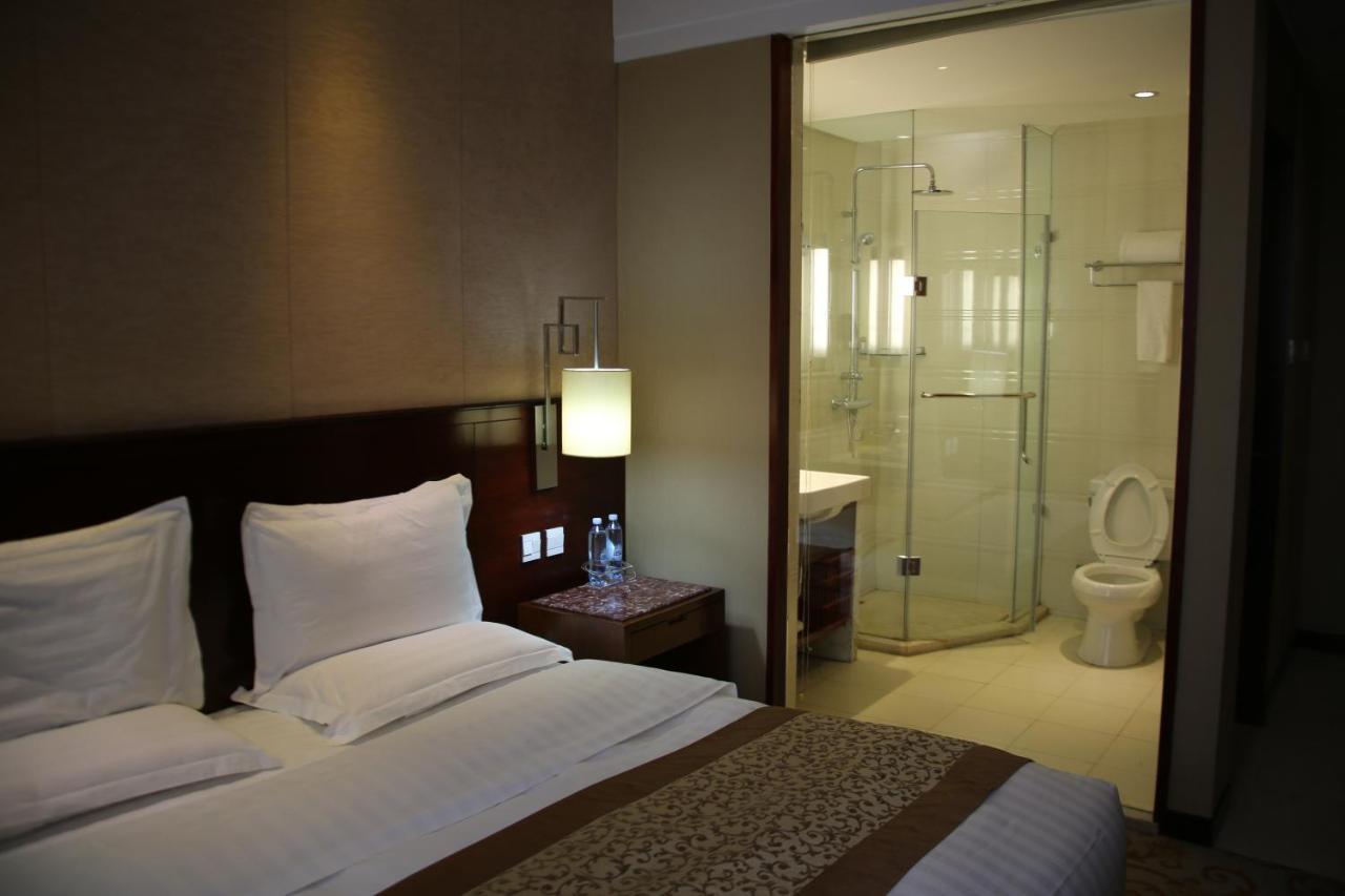 Soluxe Hotel Almaty Esterno foto