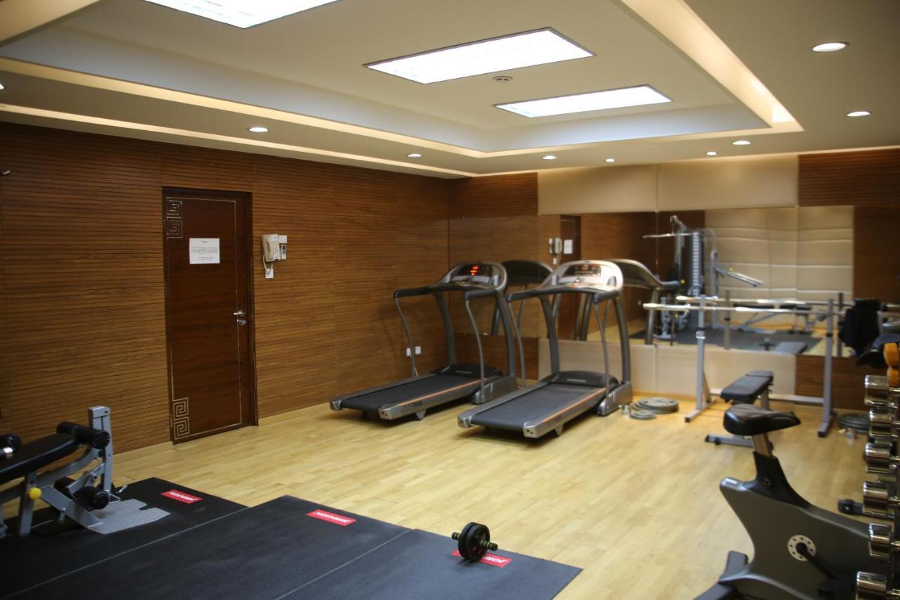 Soluxe Hotel Almaty Esterno foto