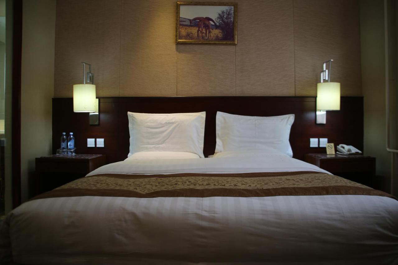 Soluxe Hotel Almaty Esterno foto