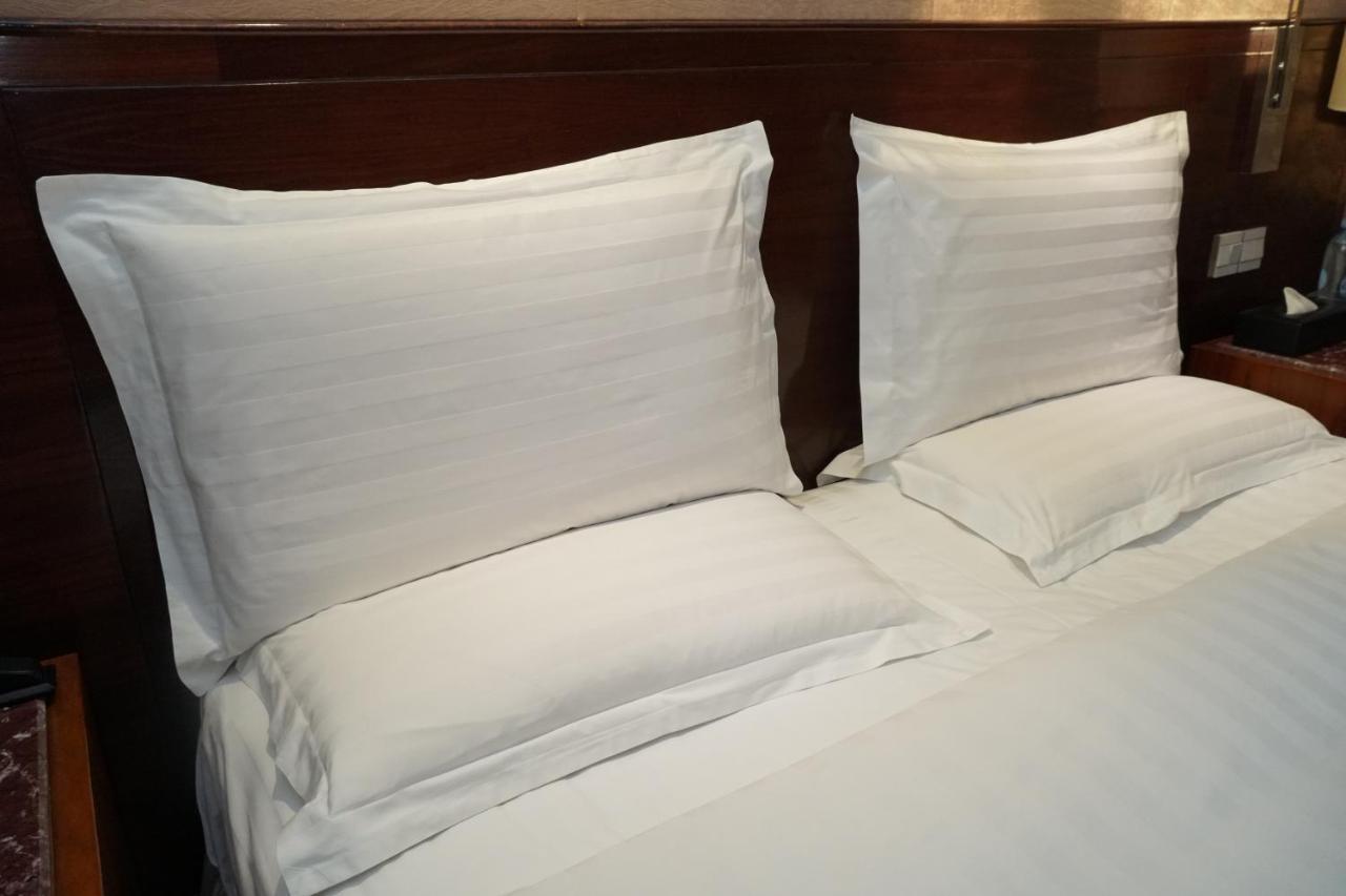 Soluxe Hotel Almaty Esterno foto