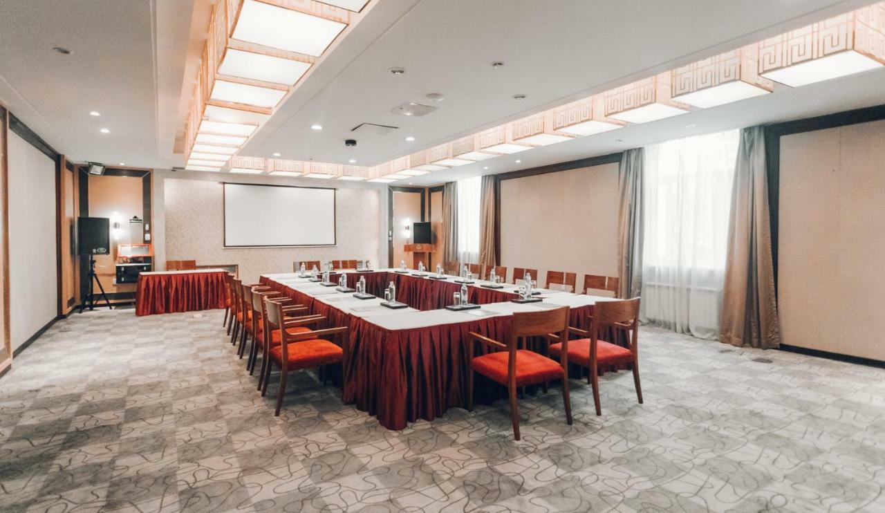Soluxe Hotel Almaty Esterno foto