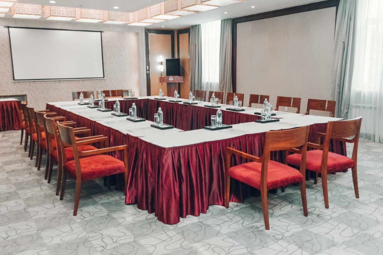 Soluxe Hotel Almaty Esterno foto