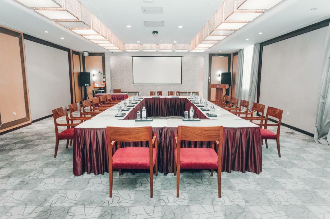 Soluxe Hotel Almaty Esterno foto