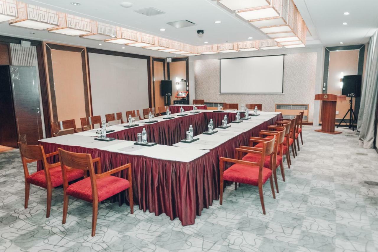 Soluxe Hotel Almaty Esterno foto