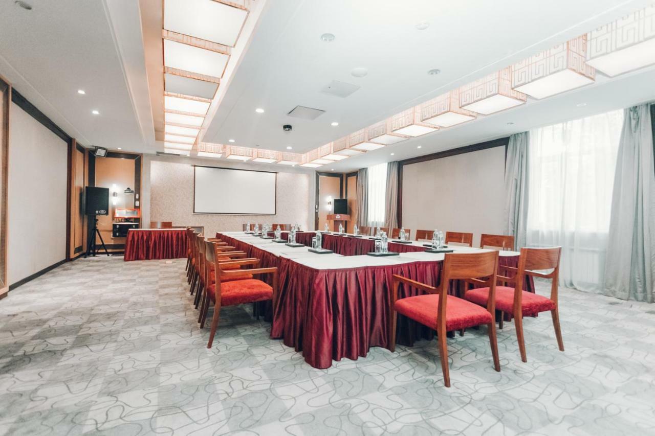 Soluxe Hotel Almaty Esterno foto
