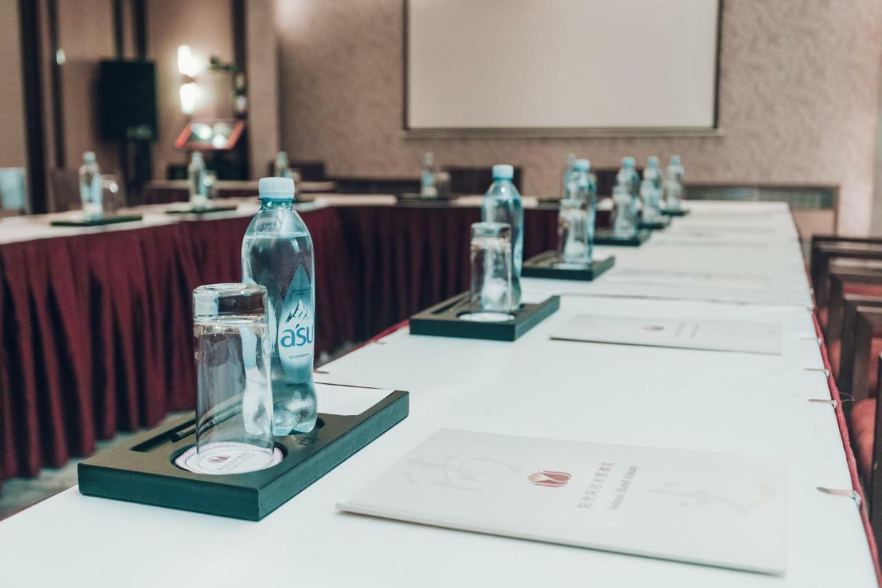 Soluxe Hotel Almaty Esterno foto