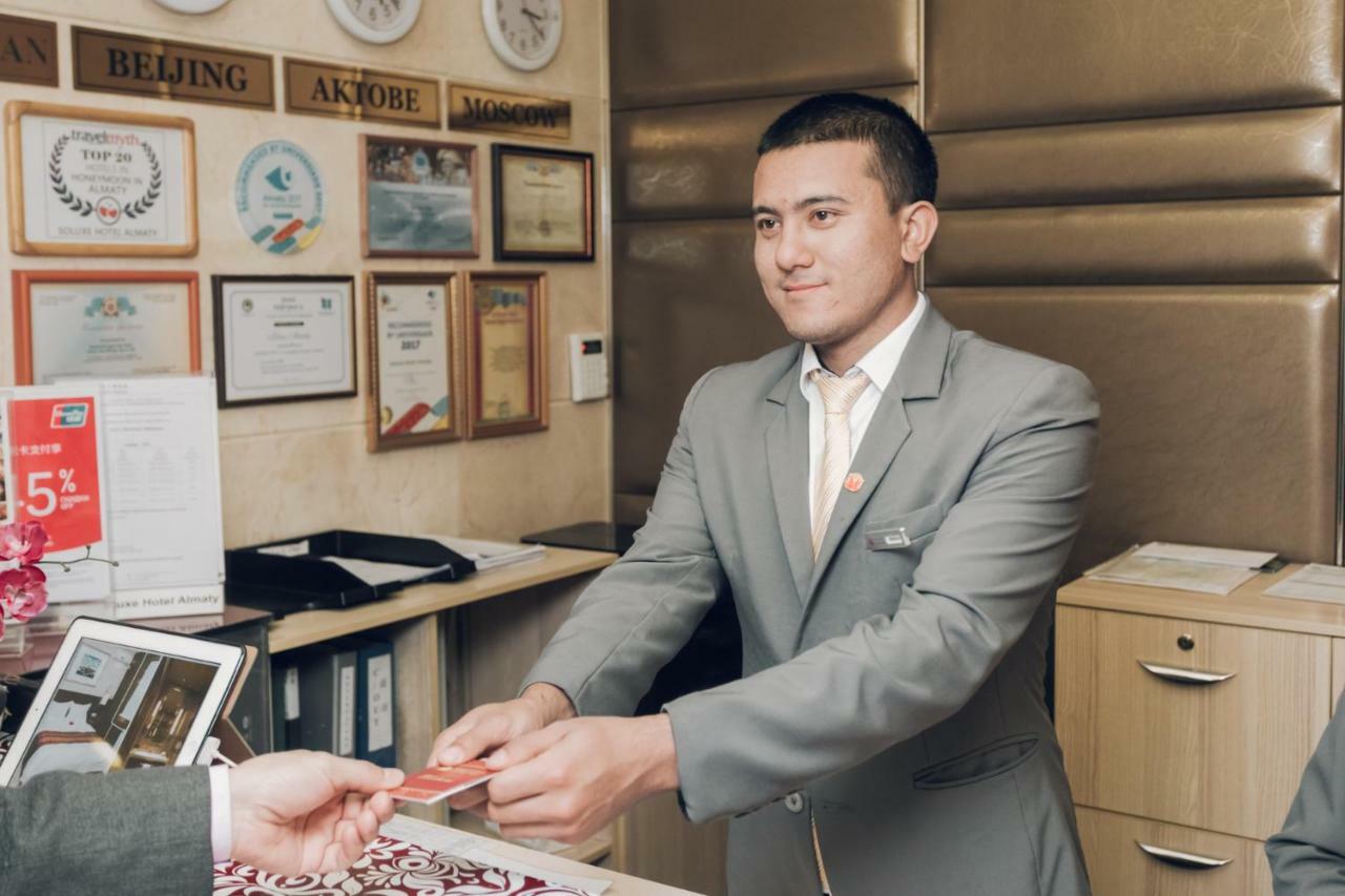 Soluxe Hotel Almaty Esterno foto